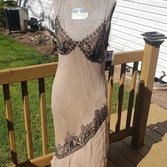 NWT Adrianna Papell Formal Beaded Dress
Run small - Picture 2 of 15